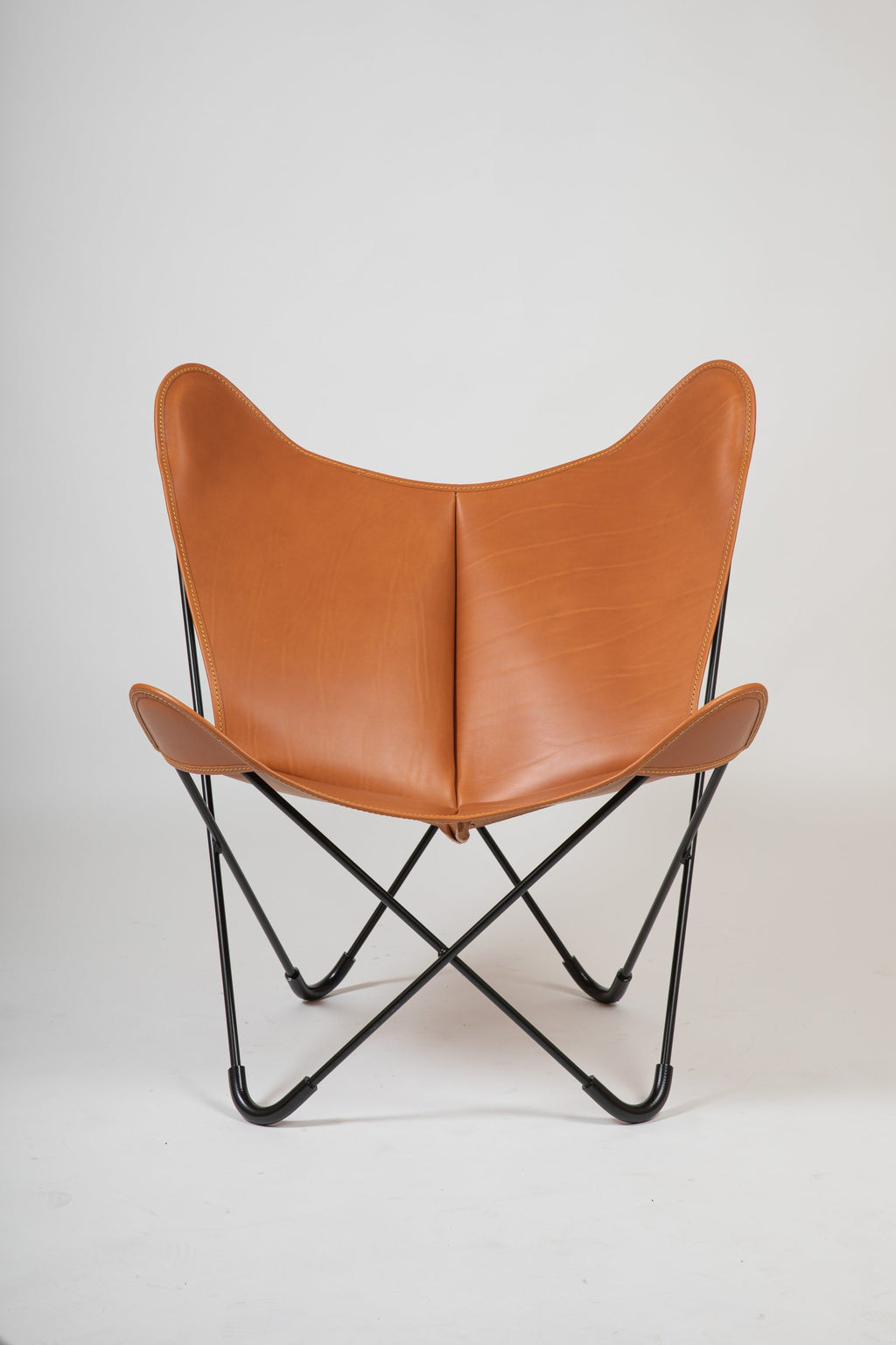Bonet BKF® butterfly chair by Isist Atelier: black steel frame with a natural leather sling