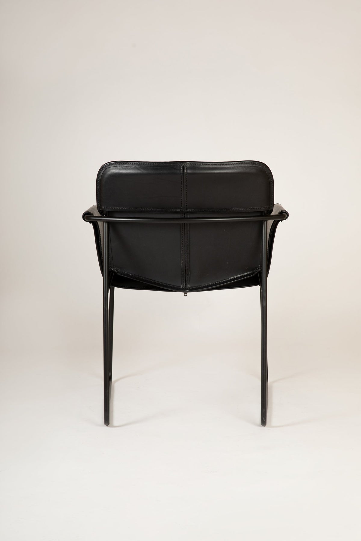 Orma armchair in black leather on a black epoxy frame