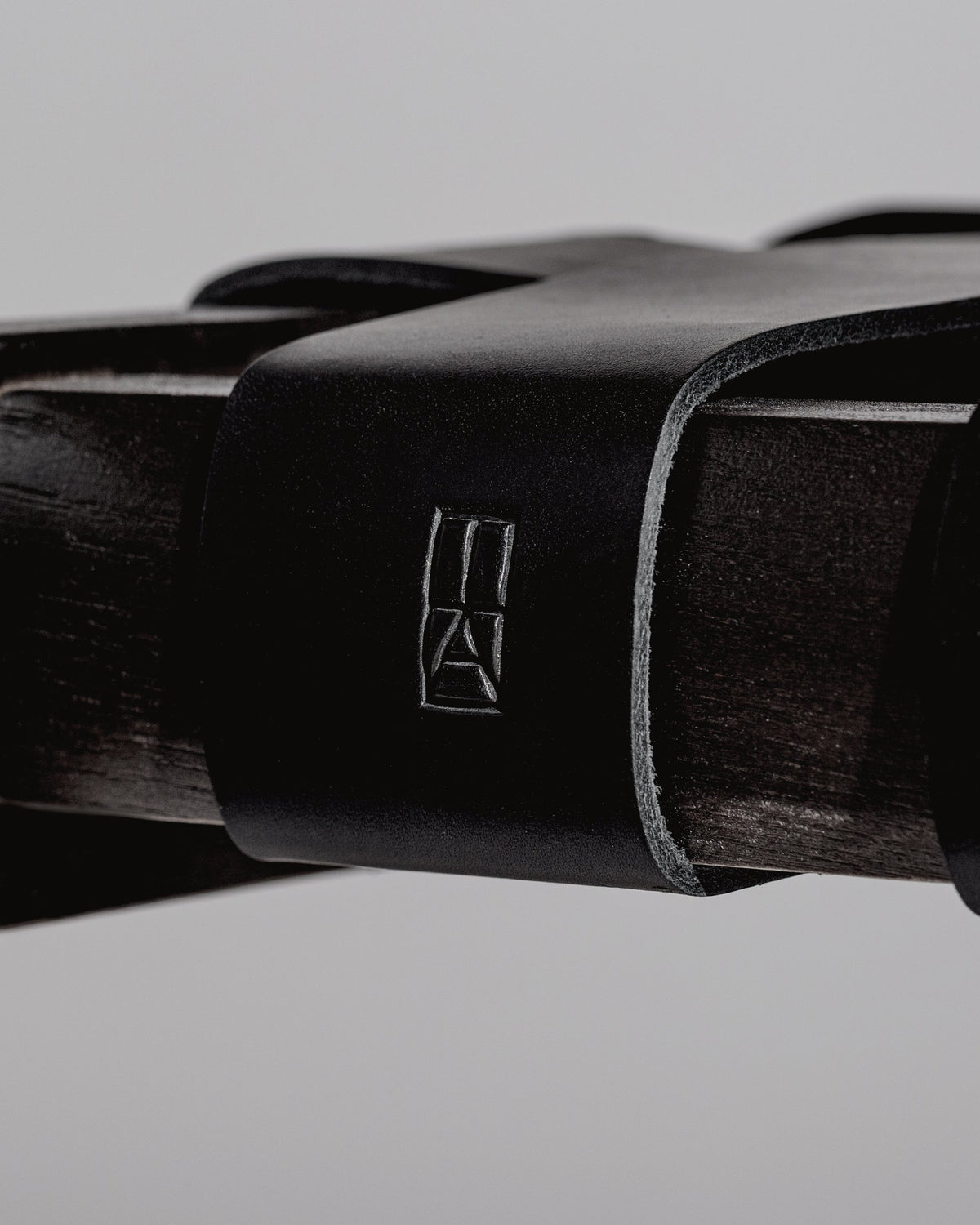 Detail of the black leather straps on the Tiracord chair