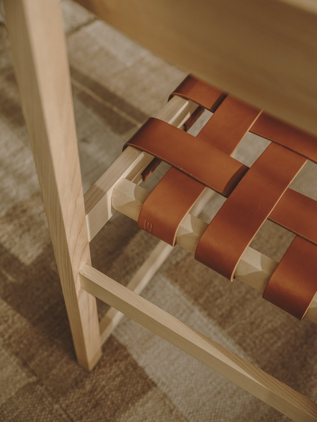 Close view of the Tiracord seat of crossed leather strips