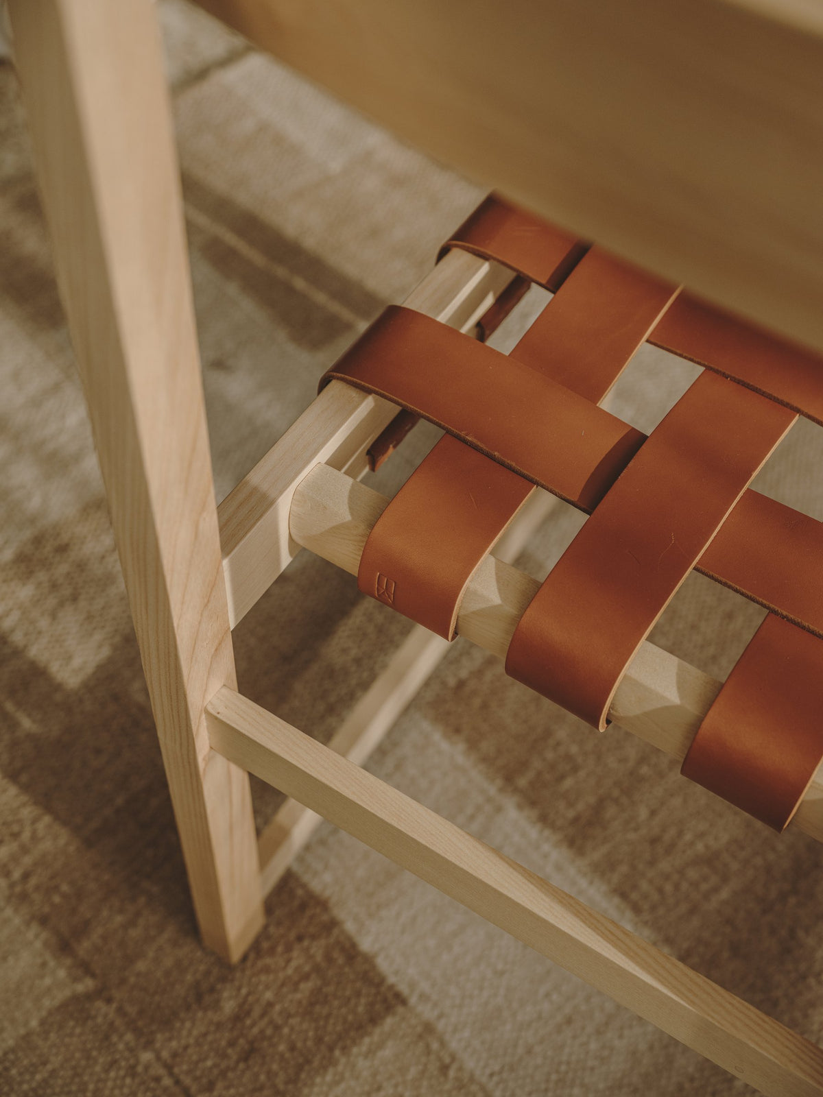 Close view of the Tiracord seat of crossed leather strips