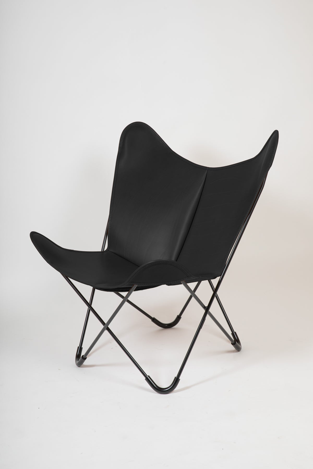 Bonet BKF® with a black sling on a black steel frame