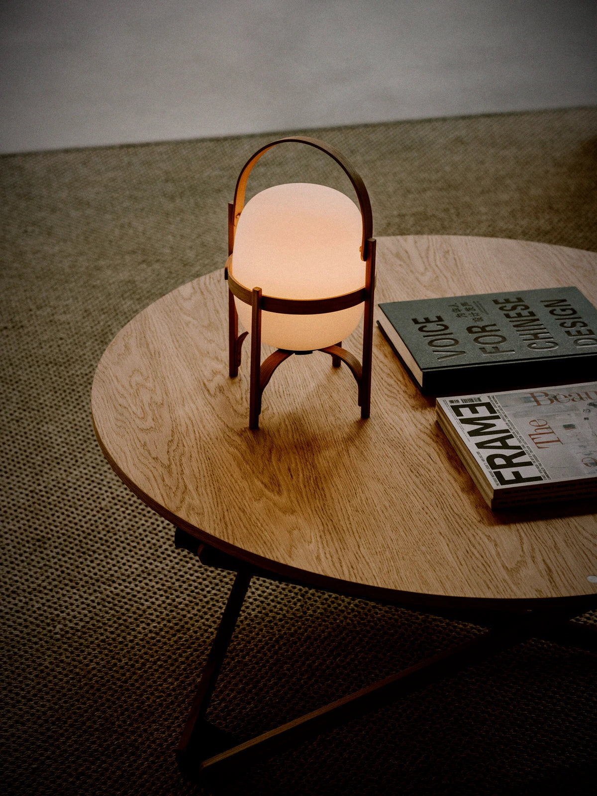 Cestita lamp on a round table