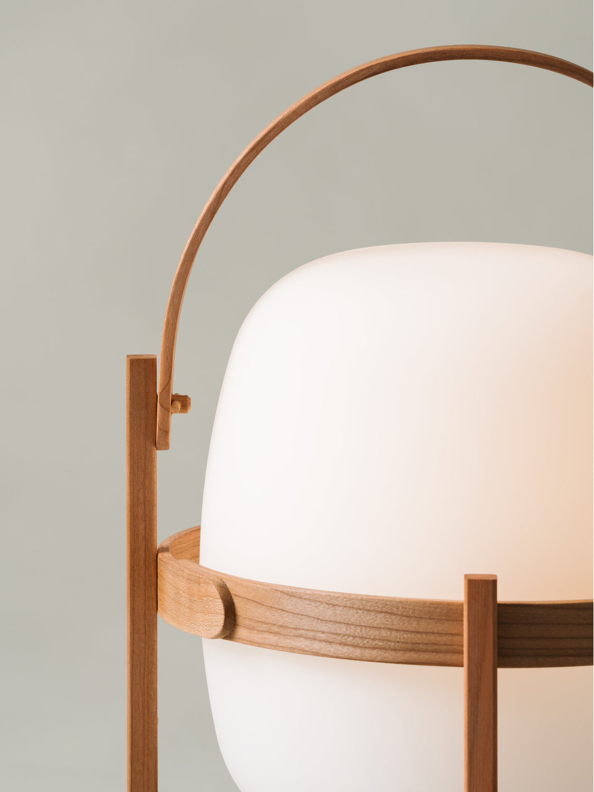 Side view of the Cestita Batería showing the handle, hoop, and opal globe