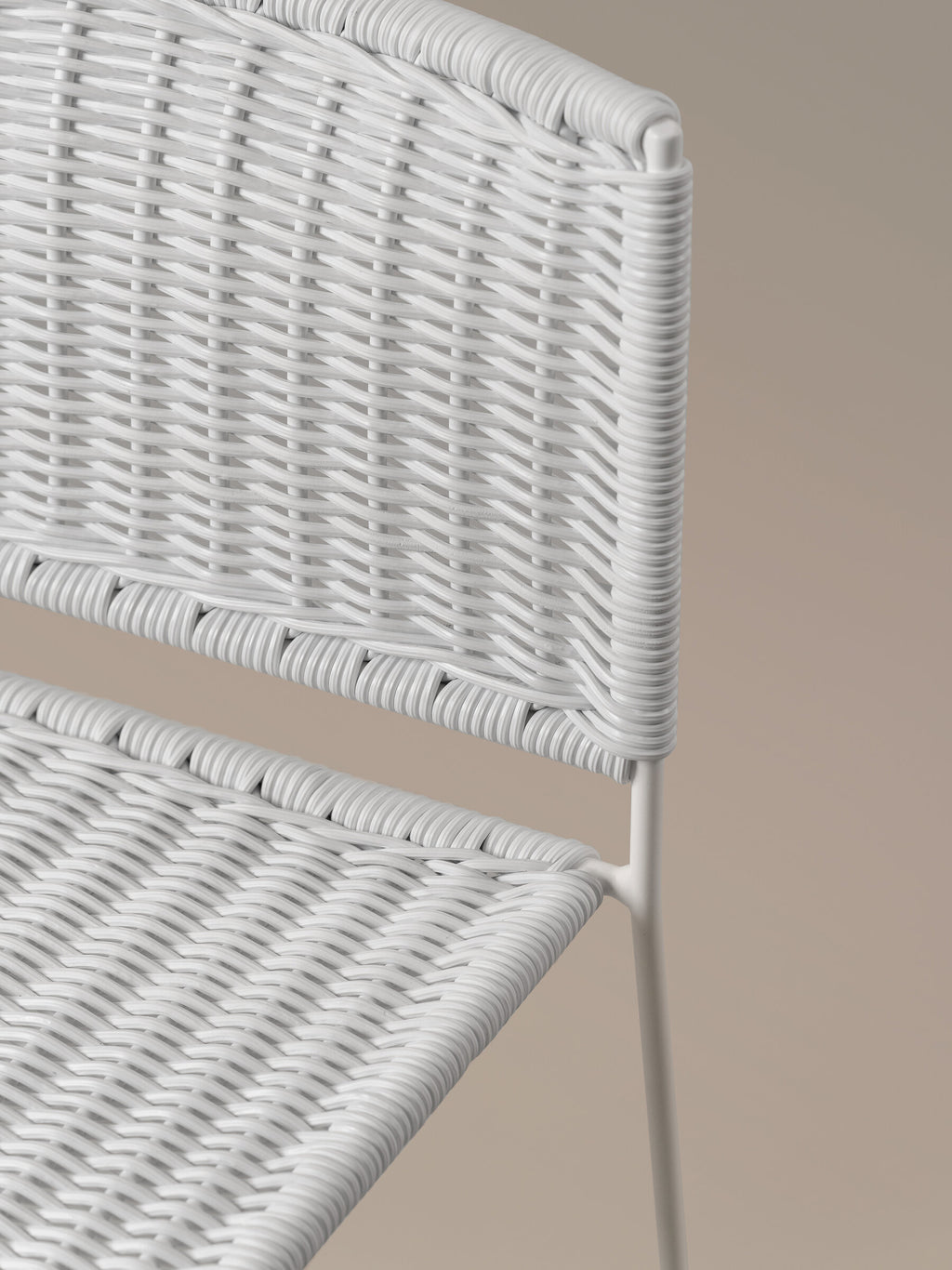 Detail of the hand-woven white rattan seat and back of the Ramón chair