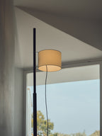 Lámpara de pie TMM en roble negro con pantalla de pergamino beige